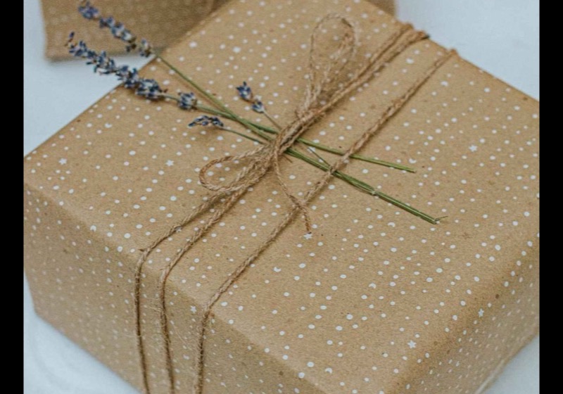 Cadeautjes ingepakt in kraftpapier met een takje lavendel