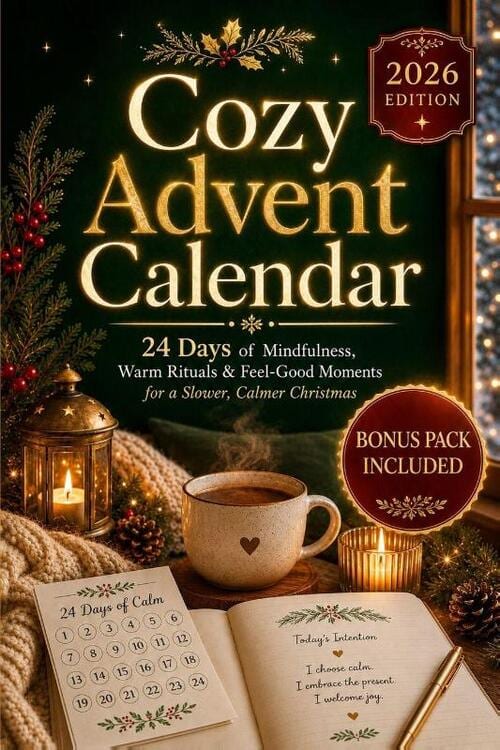 Omslag van Cozy Advent Calendar van Liesa Wald met een kop koffie, kaarsen en een opengeslagen boek bij het raam