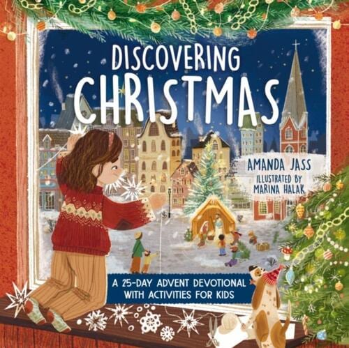 Discovering Christmas van Amanda Jass met een meisje dat door het raam naar een besneeuwd dorp met een kerststal kijkt