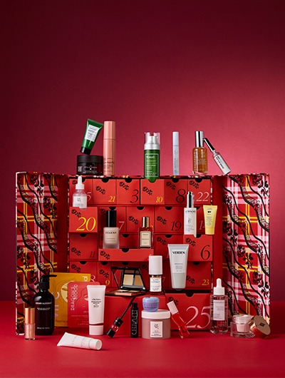 ELLE Beauty adventskalender met rode laatjes en de producten ervoor