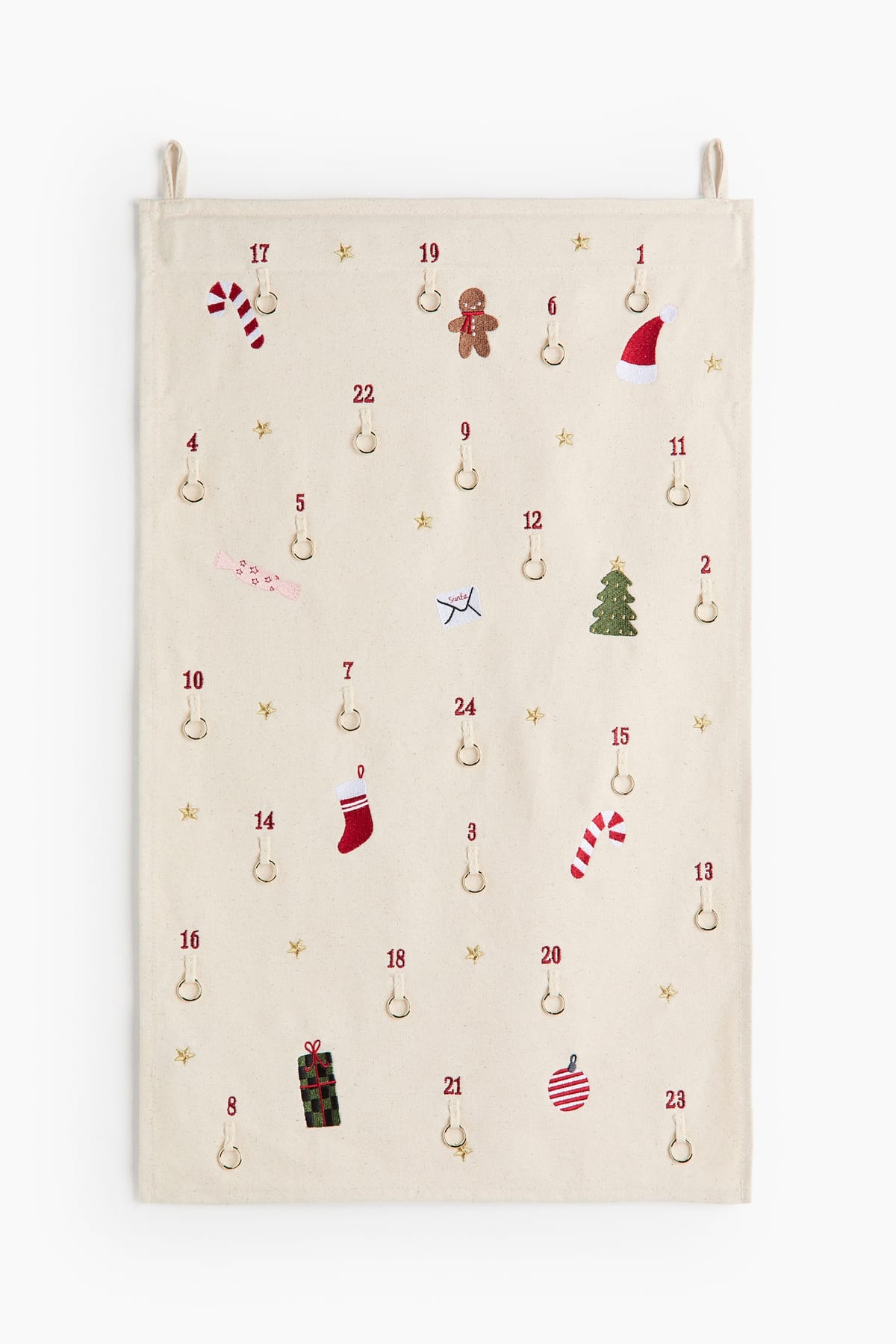 Crèmekleurige stoffen adventskalender van H&M met rood geborduurde cijfers, kerstmotieven en gouden ringetjes