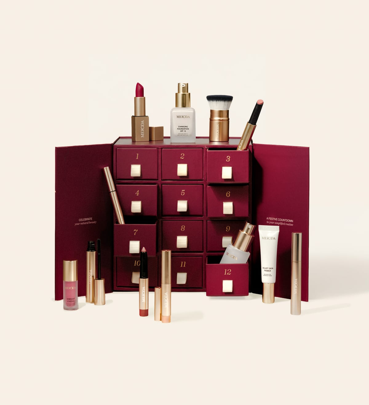 Meroda 12 Days of Effortless Beauty adventskalender: bordeauxrode kast met 12 laatjes en de make-up eromheen