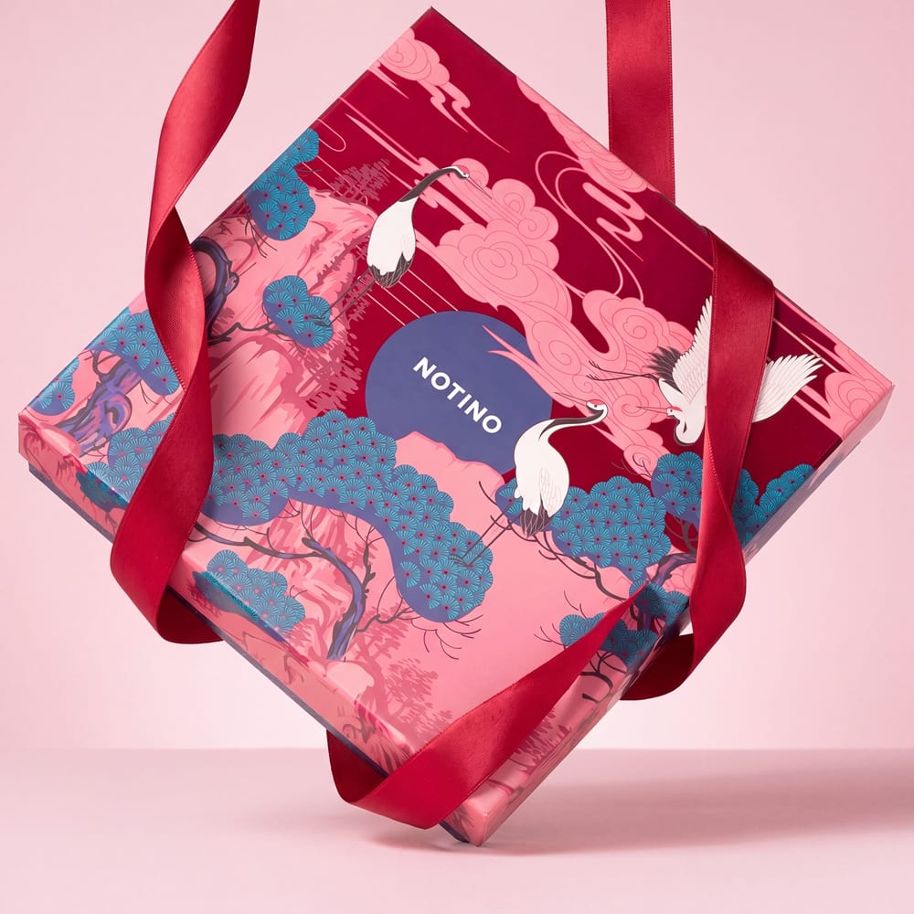 Notino Korean Beauty Gems adventskalender 2026: roze doos met kraanvogels en een rood lint
