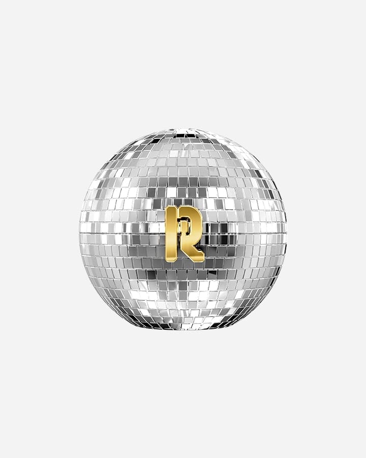 Rabanne adventskalender 2026 in de vorm van een zilveren discobal met een gouden R